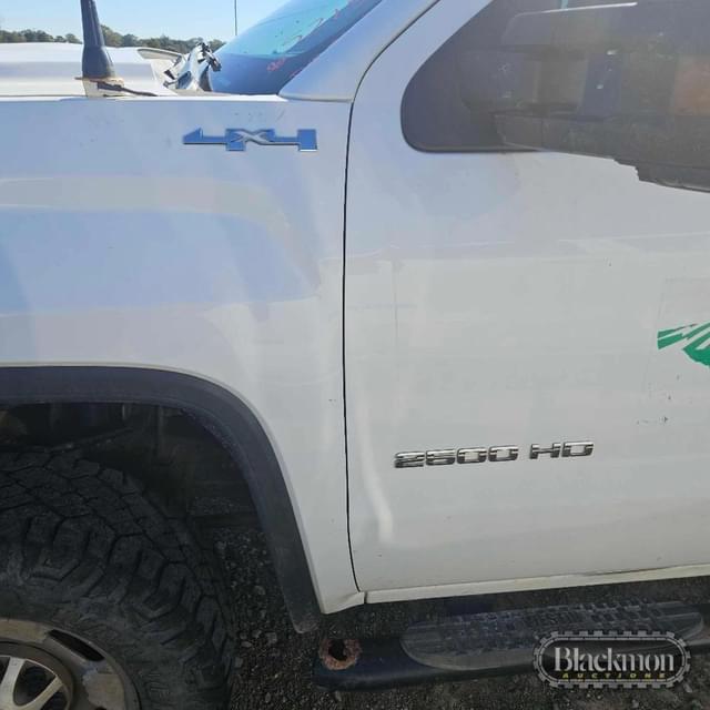 Image of GMC 2500HD equipment image 2