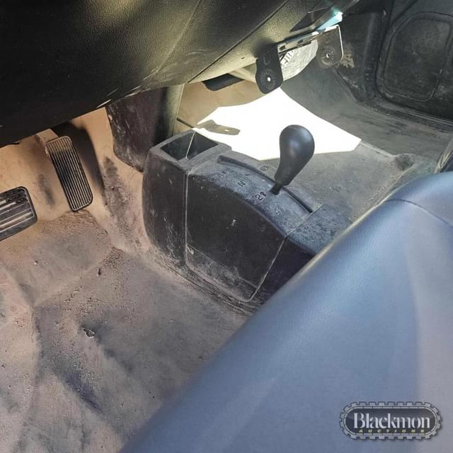 Image of GMC 2500HD equipment image 4