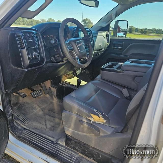 Image of GMC 2500HD equipment image 3