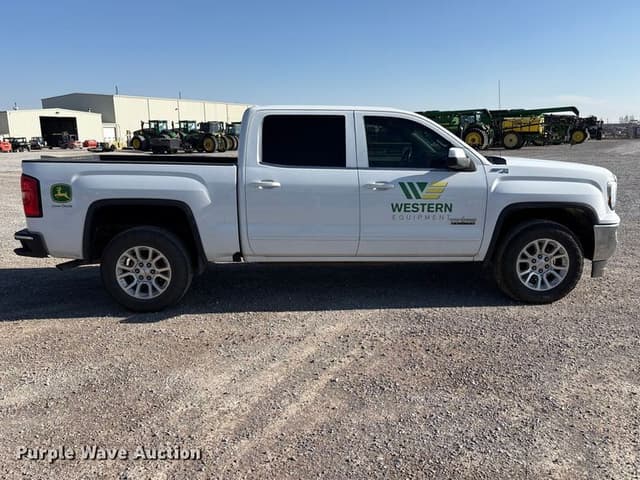 Image of GMC Sierra 1500 equipment image 3