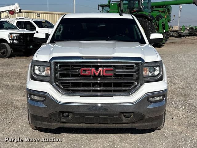 Image of GMC Sierra 1500 equipment image 1