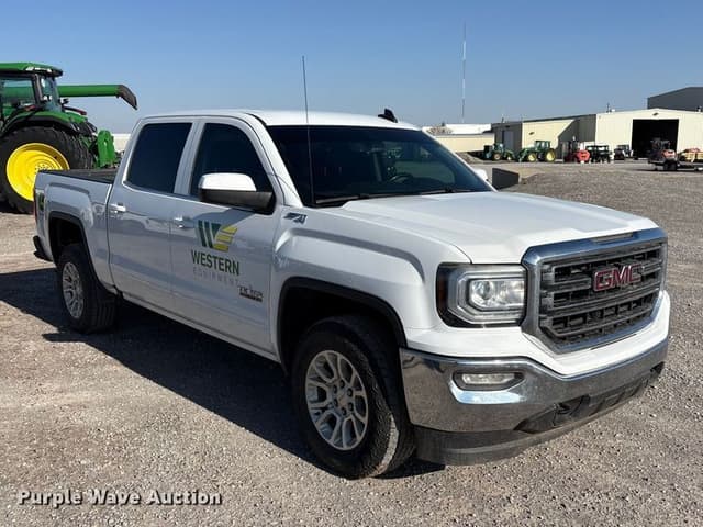 Image of GMC Sierra 1500 equipment image 2