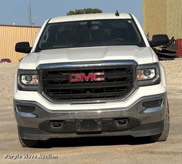 Image of GMC Sierra 1500 equipment image 1
