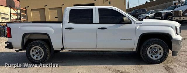 Image of GMC Sierra 1500 equipment image 3