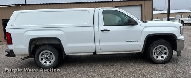 Image of GMC Sierra 1500 equipment image 3