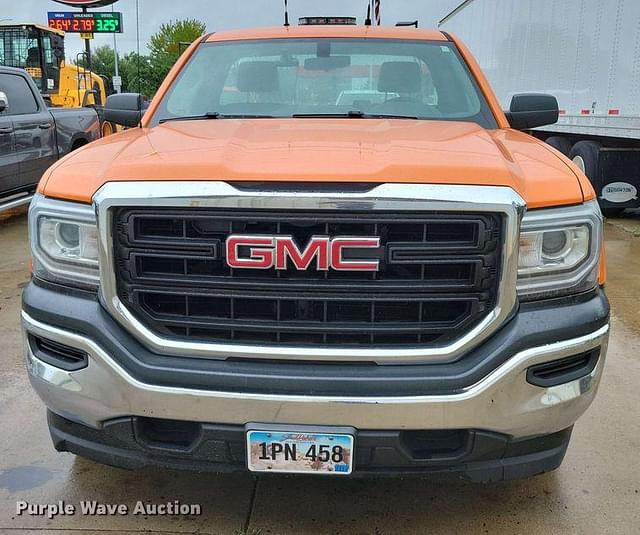 Image of GMC Sierra 1500 equipment image 1