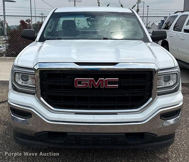 Image of GMC Sierra 1500 equipment image 1