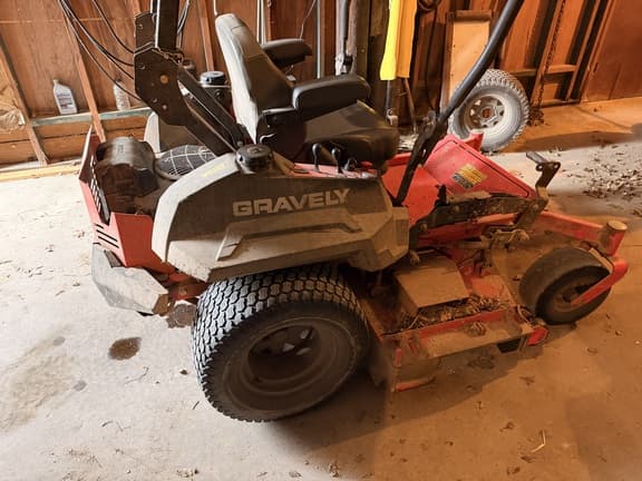 Image of Gravely Pro-Turn 260 equipment image 2