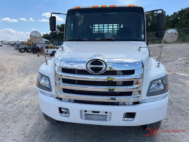Image of Hino 338 equipment image 3