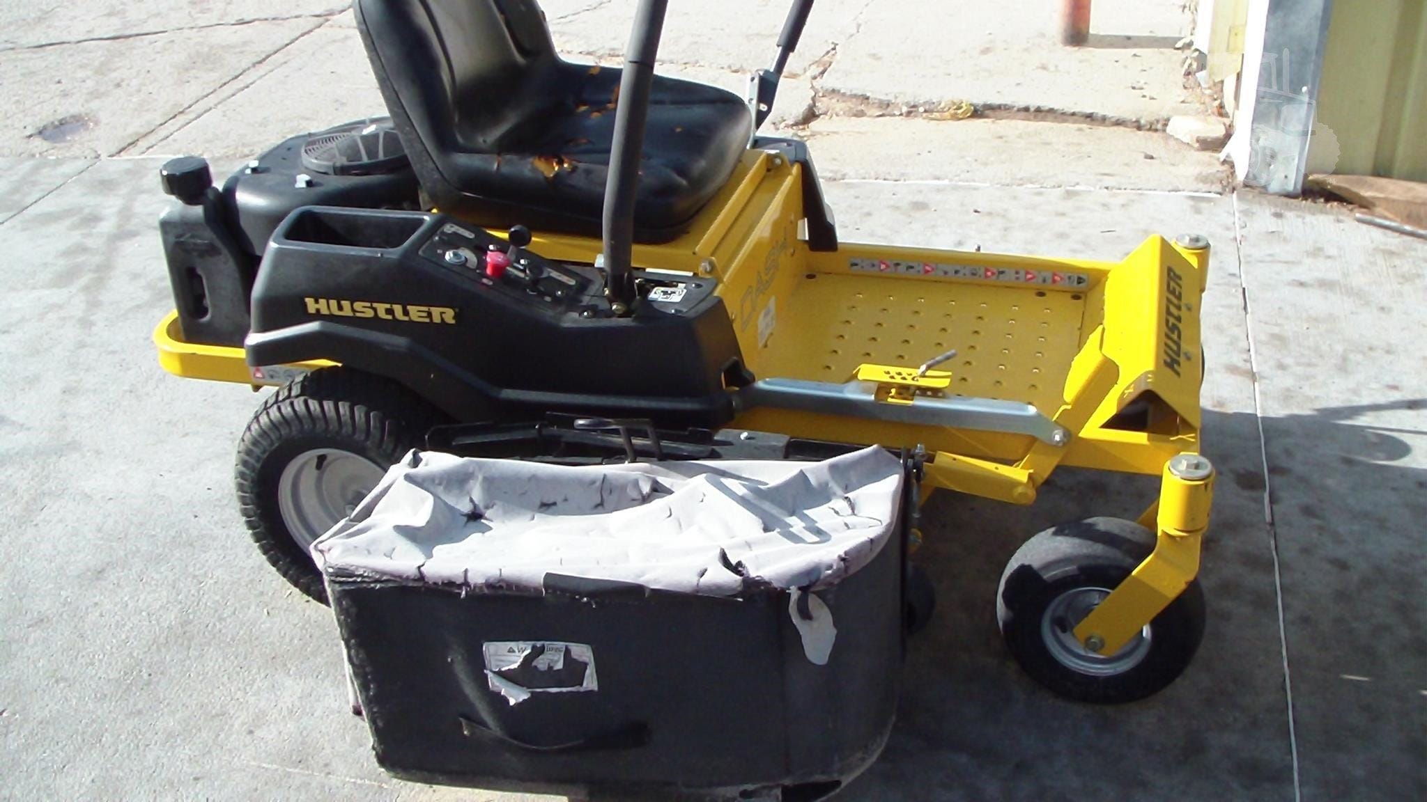 2018 Hustler Dash Equipment Image0