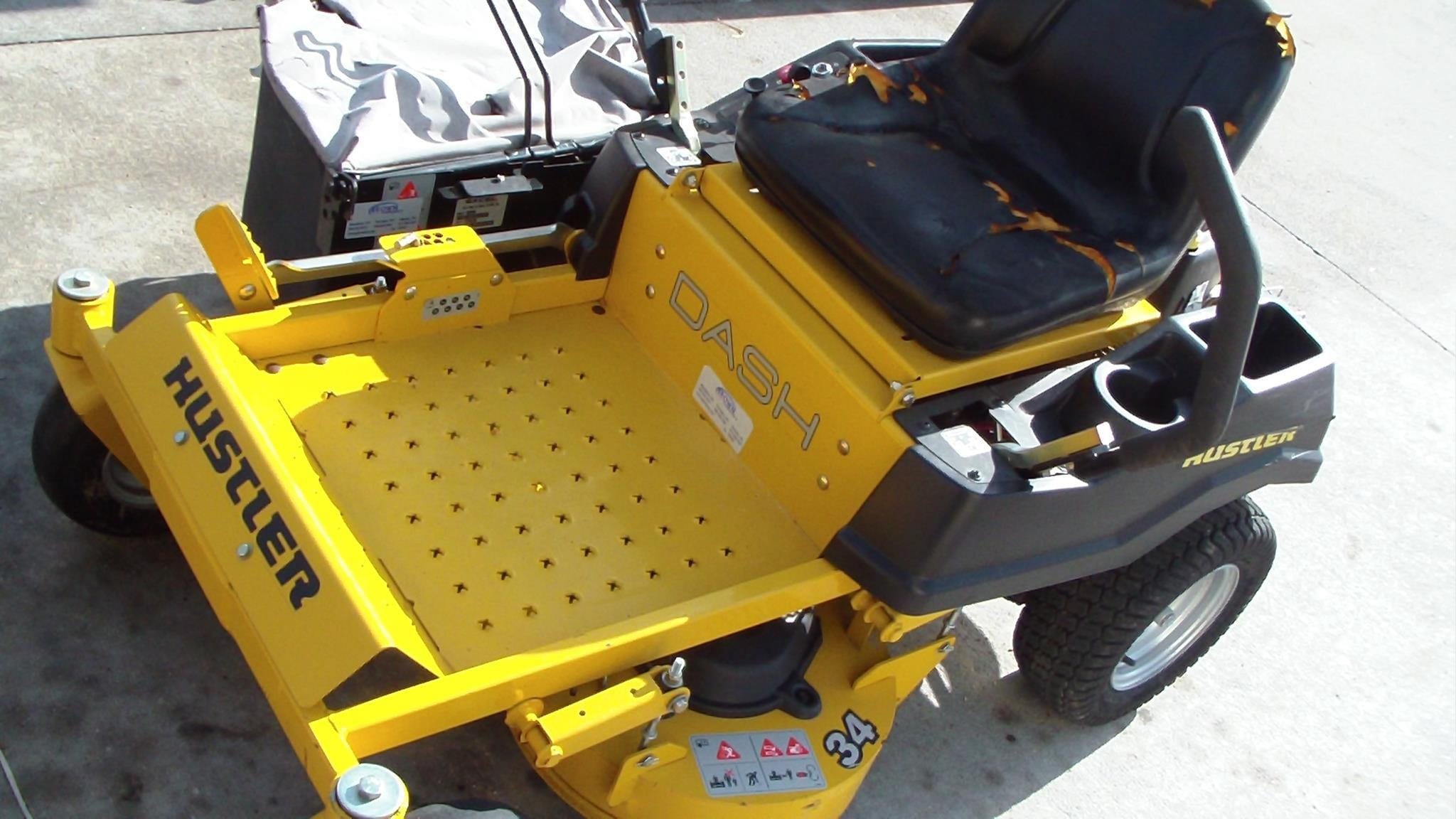 2018 Hustler Dash Equipment Image0