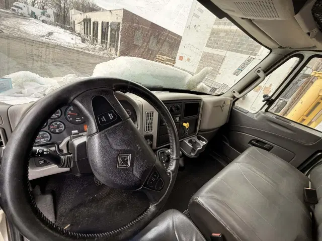Image of International 4300 equipment image 4