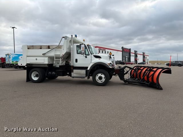 Image of International 7400 equipment image 3