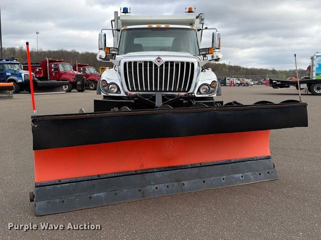 Image of International 7400 equipment image 1