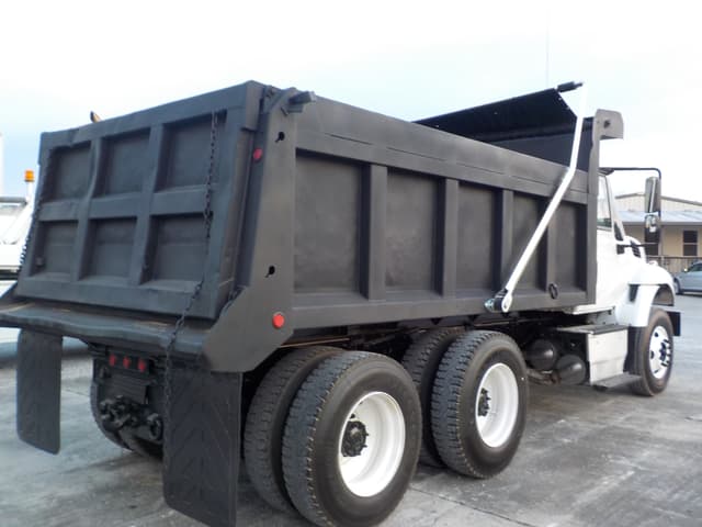 Image of International 7400 equipment image 2