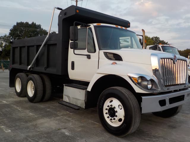 Image of International 7400 equipment image 1