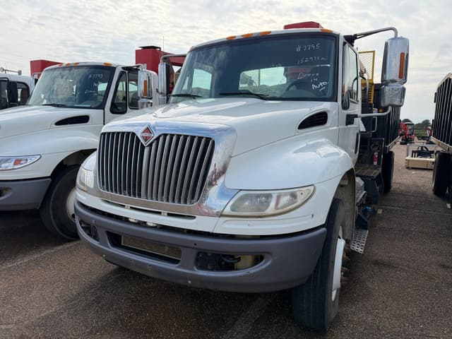 Image of International Dura Star 4400 equipment image 2