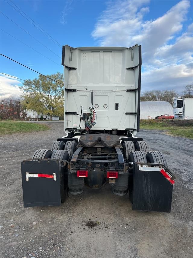 Image of International LT equipment image 3