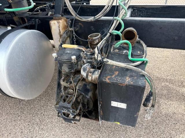 Image of International LT625 equipment image 2