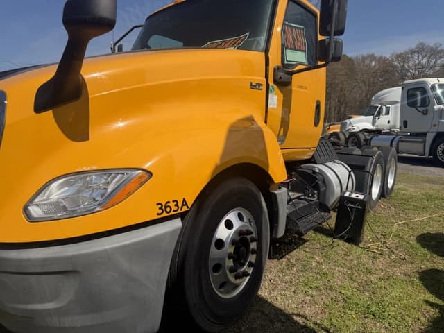 Image of International LT625 equipment image 1