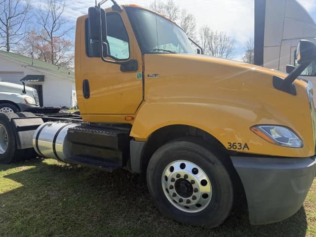 Image of International LT625 equipment image 3