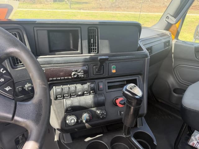 Image of International LT625 equipment image 4