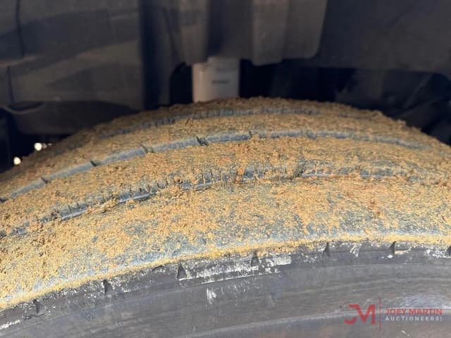 Image of International LT625 equipment image 4