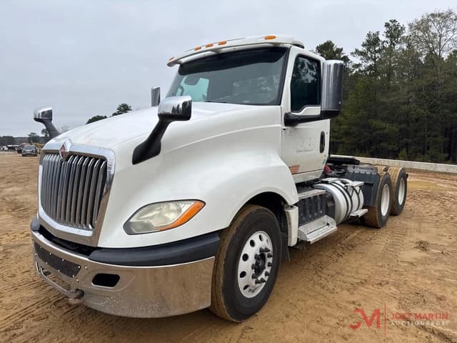 Image of International LT625 equipment image 3