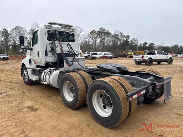 Image of International LT625 equipment image 2