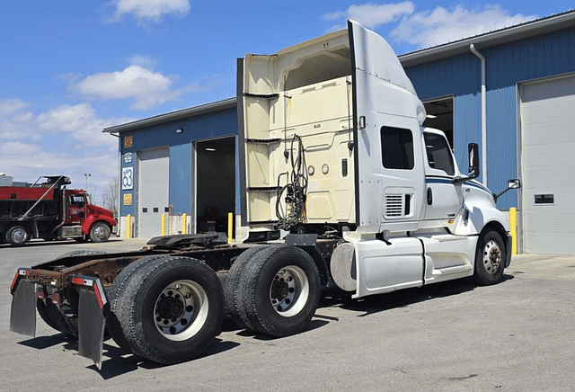 Image of International LT625 equipment image 3