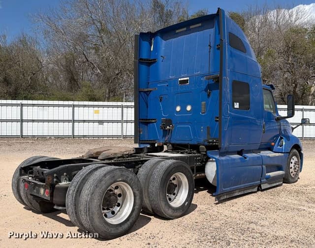 Image of International LT625 equipment image 4