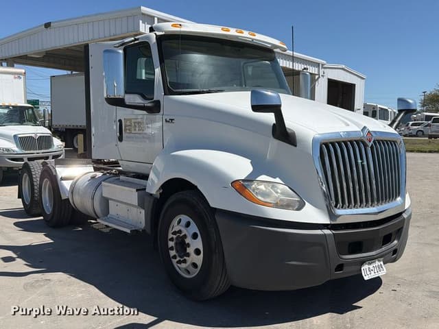 Image of International LT625 equipment image 2