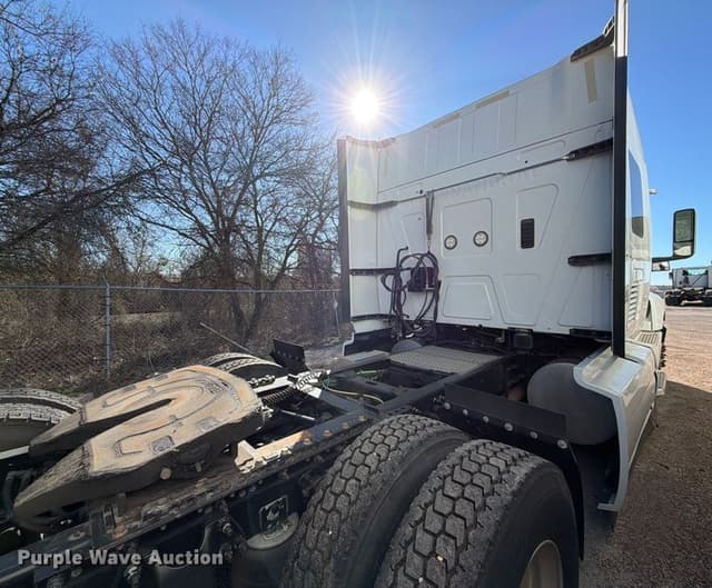 Image of International LT625 equipment image 4