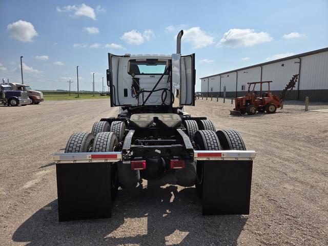 Image of International LT625 equipment image 4