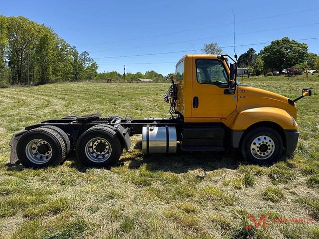 Image of International LT625 equipment image 1