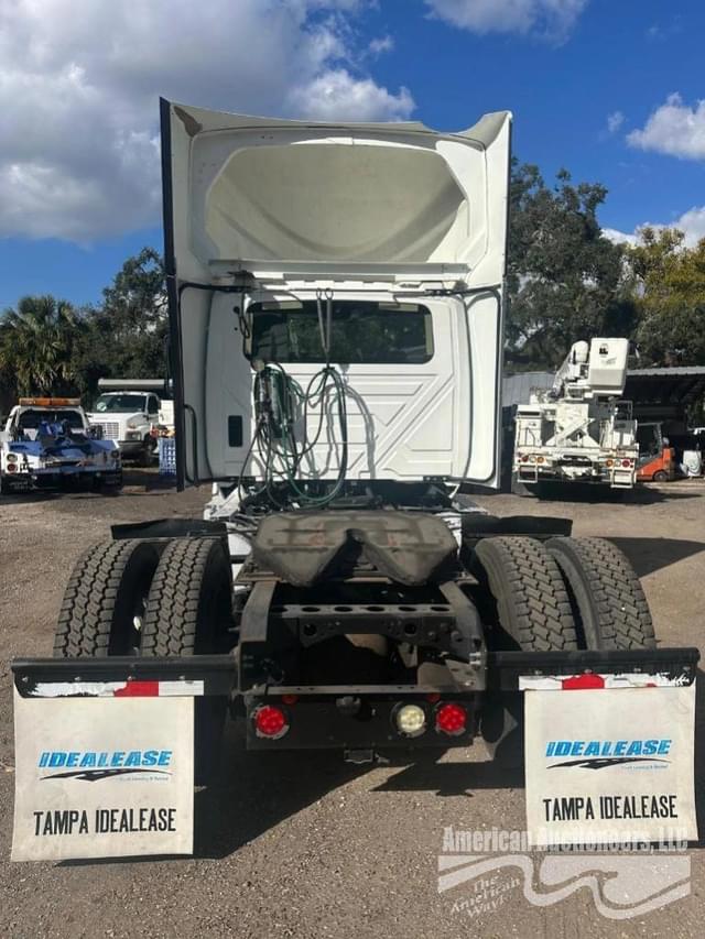 Image of International LT625 equipment image 4