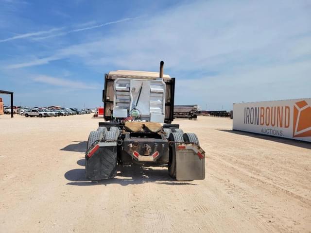 Image of International LT625 equipment image 3