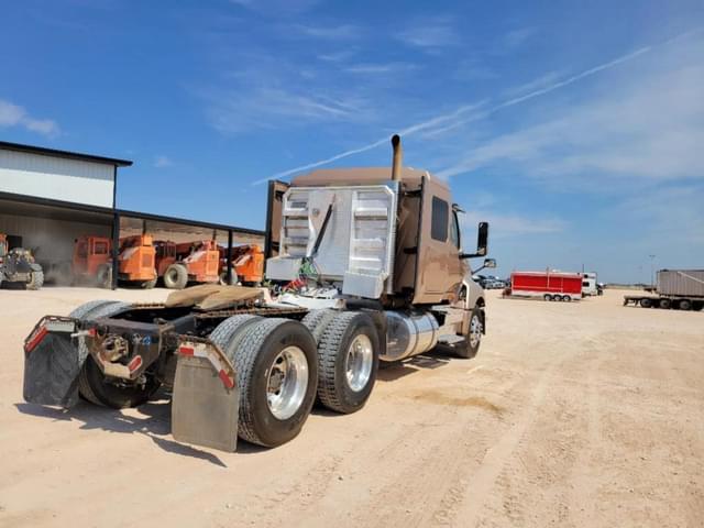 Image of International LT625 equipment image 4