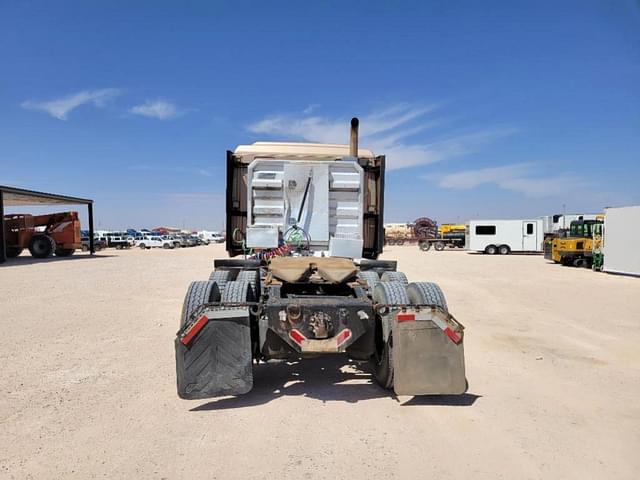 Image of International LT625 equipment image 3
