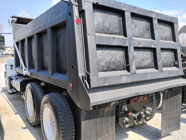Image of International Workstar 7400 equipment image 1