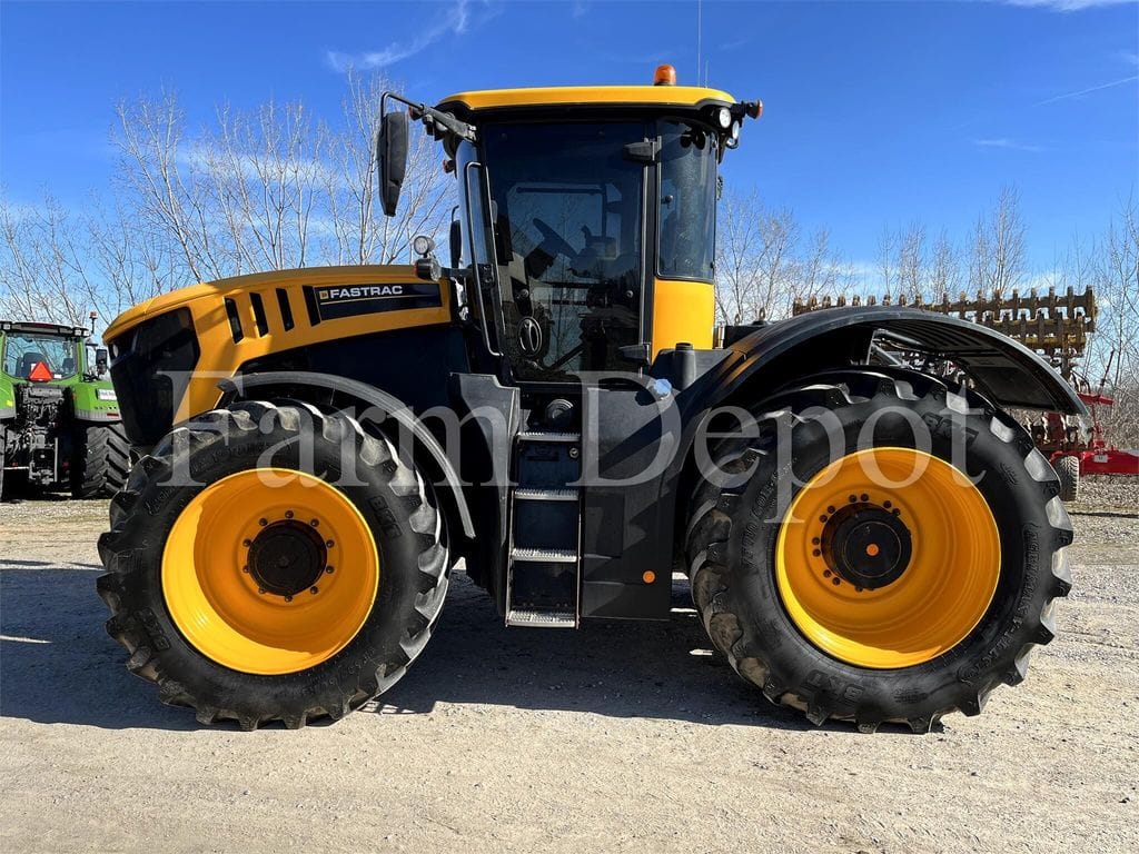 2018 JCB Fastrac 8330 Equipment Image0