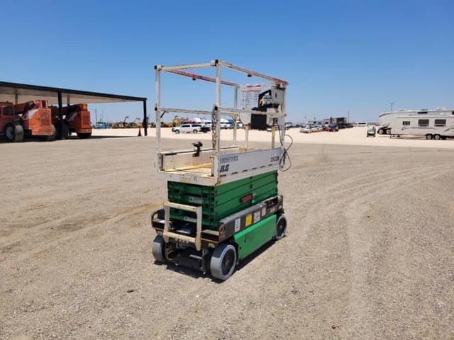 Image of JLG 1932R equipment image 4