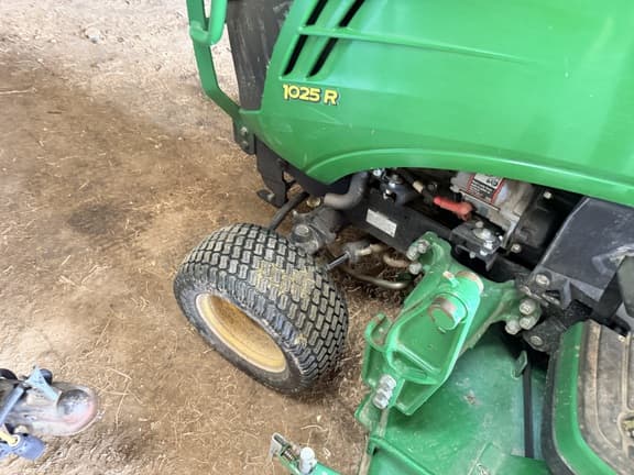 Image of John Deere 1025R equipment image 3