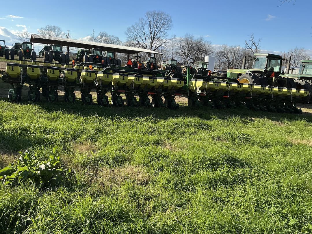 Image of John Deere 1725 Image 1