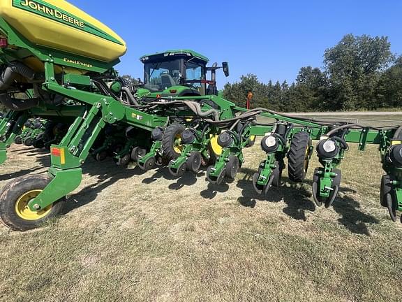 Image of John Deere 1725 equipment image 2