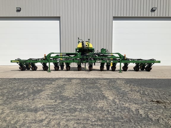 2018 John Deere 1725 Equipment Image0
