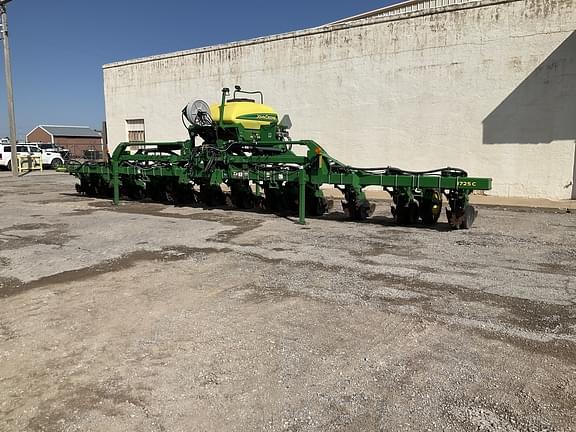 Image of John Deere 1725 equipment image 3