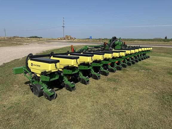 Image of John Deere 1725 equipment image 2