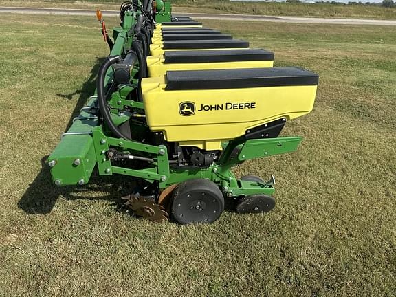 Image of John Deere 1725 equipment image 1