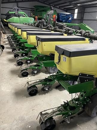 Image of John Deere 1725 equipment image 3
